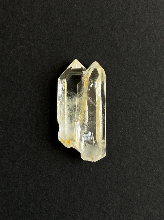 CUARZO CRISTAL Y LIMONITA MACLA GEMELOS