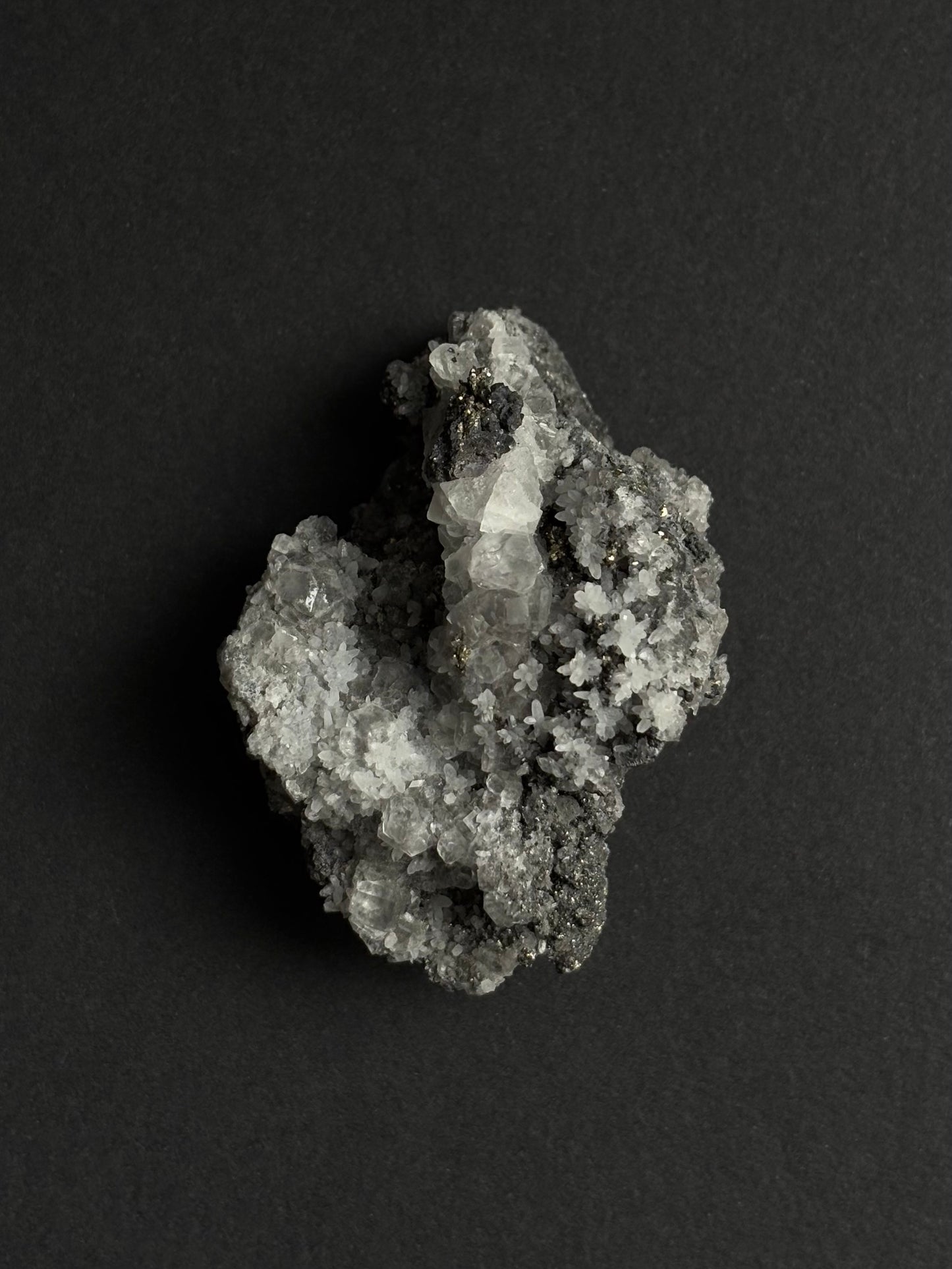 FLUORITA GRIS, PIRITA Y CUARZO CRISTAL