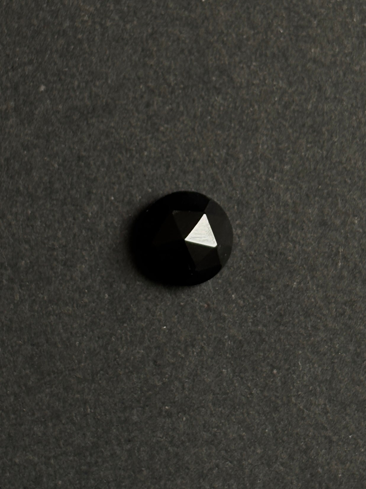 ESPINELA NEGRA CABUJÓN FACETADO (CIRCULAR)