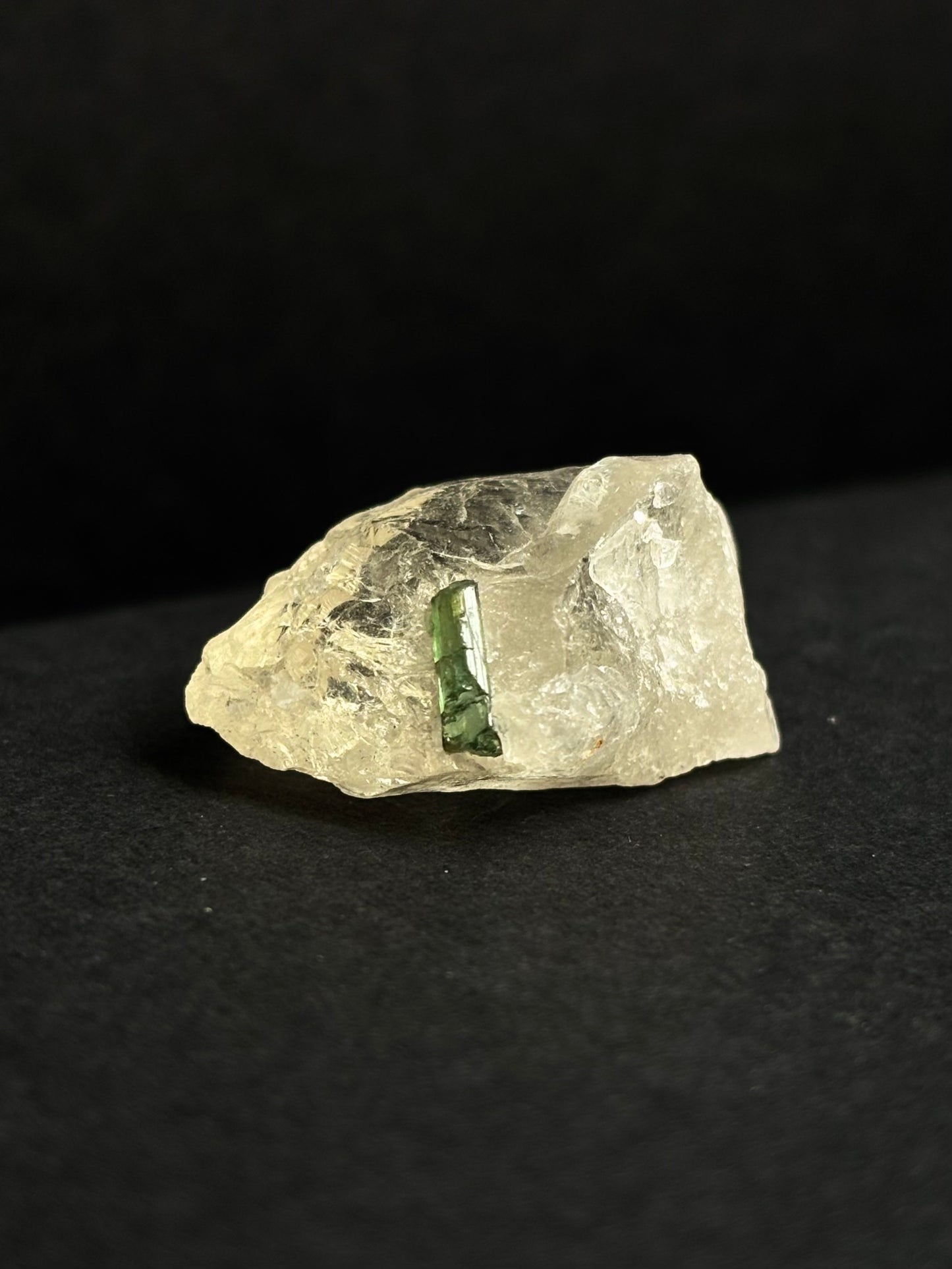 TURMALINA VERDE CRISTAL MATRIZ CUARZO AHUMADO