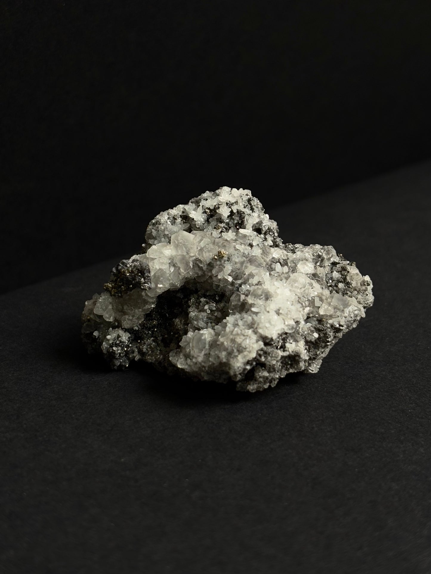 FLUORITA GRIS, PIRITA Y CUARZO CRISTAL