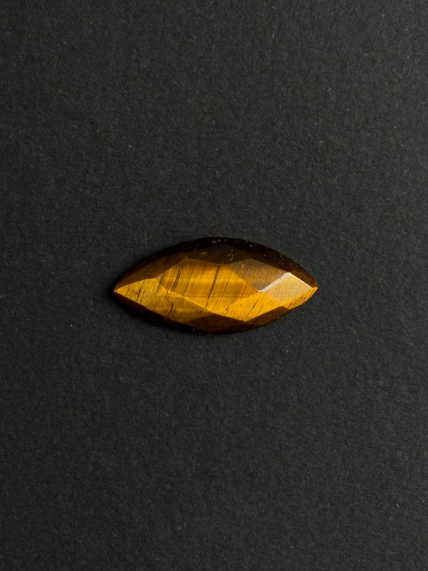 OJO DE TIGRE CABUJÓN FACETADO ALMENDRADO