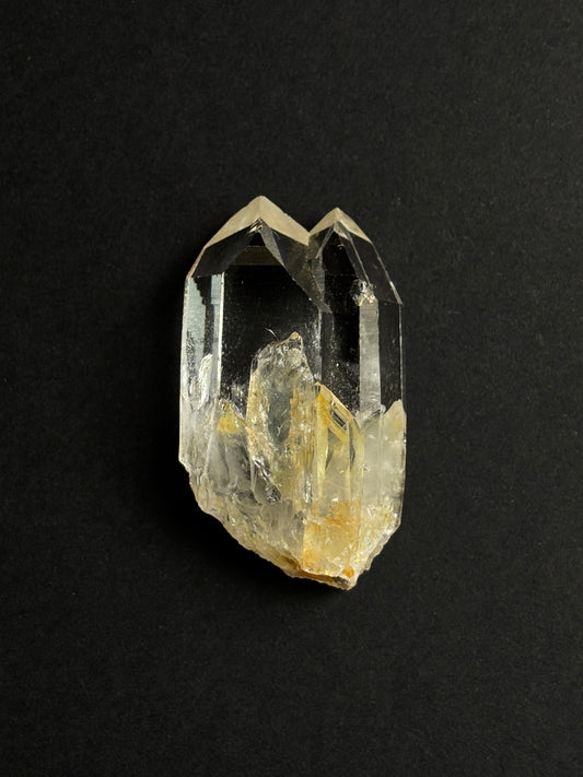 CUARZO CRISTAL Y LIMONITA MACLA GEMELOS