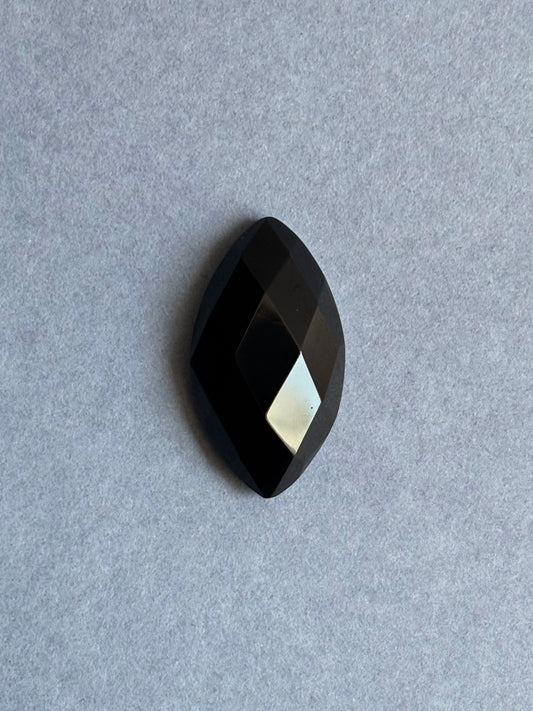 OBSIDIANA NEGRA CABUJÓN FACETADO ALMENDRADO